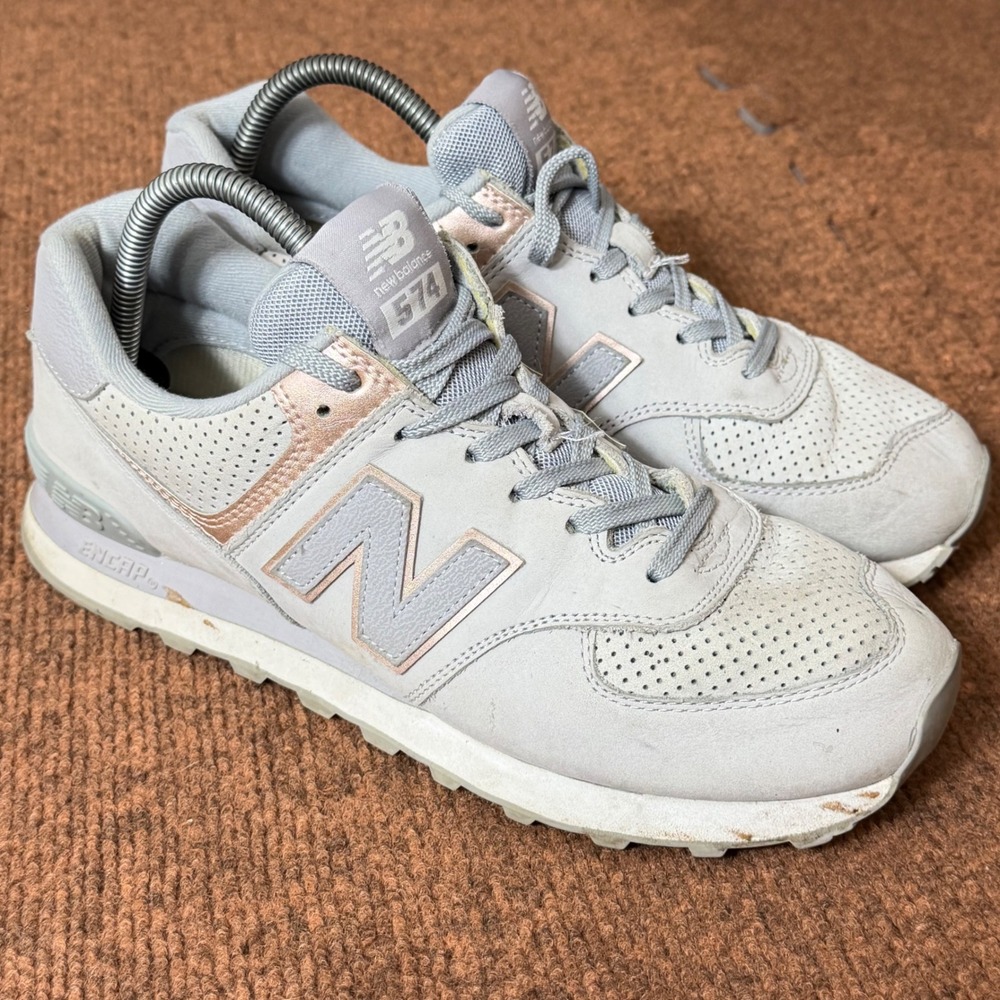 New Balance 574 Womens Grey Rose Gold Metallic Sneakers WL574SOG Size 10 gym B+